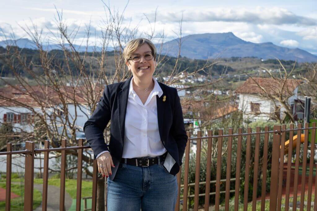 Portrait de Florence Larré devant la Rhune à Bidart